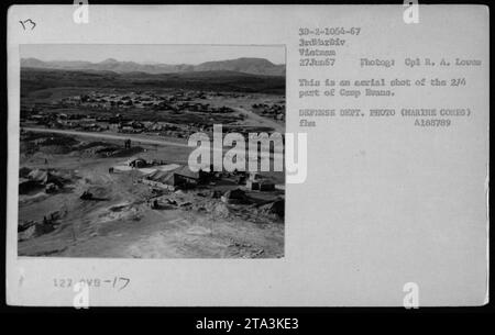 Photographie aérienne prise le 27 juin 1967, pendant la guerre du Vietnam. La photo montre la partie 2/4 du camp Evans, un camp militaire appartenant à la 3e Division des Marines. L'image a été capturée par le Cpl R. A. Loues et est classée dans les archives photographiques du Département de la Défense (corps des Marines). Banque D'Images