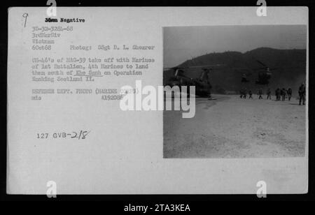 Hélicoptères CH-46 de la 3e Division des Marines au Vietnam, le 6 octobre 1968, décollant aux côtés des Harinos du 1e Bataillon, 4e Marines pour l'opération Banking Scotland II La photo a été prise par le SSgt D.L. Shearer et est une photo du ministère de la Défense de la collection du corps des Marines. Banque D'Images