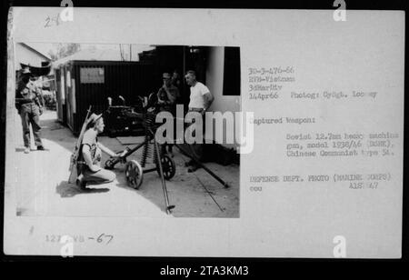 Le 14 avril 1966, un Marine américain examine une mitrailleuse lourde soviétique de 12,7 mm capturée, modèle 1938/16 (DSHK), utilisée par les forces communistes chinoises pendant la guerre du Vietnam. Banque D'Images