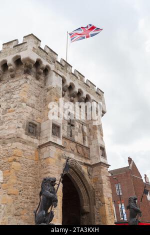 Photo verticale avec le drapeau britannique est sur la Bargate. C'est un portier médiéval dans la ville de Southampton, en Angleterre. Construit à l'époque normande comme Banque D'Images