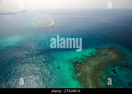 Vue aérienne du golfe Persique, Arabie Saoudite. La tour de balise rouge se dresse dans les eaux peu profondes à l'entrée du port maritime islamique de Jeddah Banque D'Images