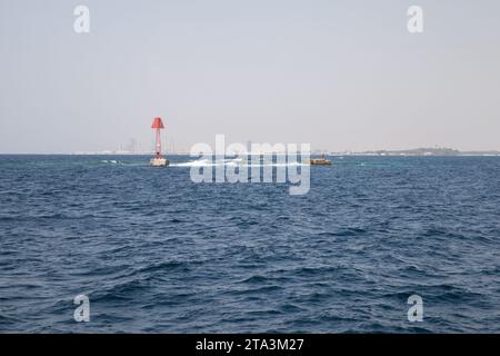 La tour balise rouge marque la frontière d'un fairway vers le port islamique de Jeddah. Structure encadrée avec marque supérieure triangulaire. Golfe Persique, Arabie saoudite Banque D'Images