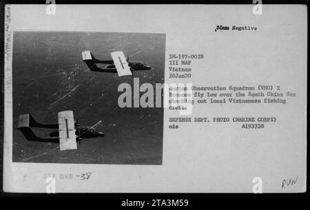 Le Marine corps observation Squadron (VMO) 2 Broncos effectue une reconnaissance aérienne au-dessus de la mer de Chine méridionale le 28 janvier 1970. L'image montre l'avion volant à basse altitude et surveillant les navires de pêche vietnamiens. La photographie a été prise par le ministère de la Défense et fait partie d'une série documentant les activités militaires américaines pendant la guerre du Vietnam. Banque D'Images