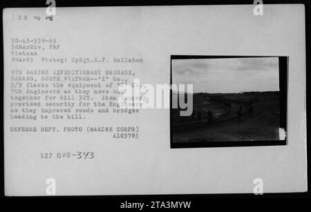 Un convoi de véhicules comprenant des jeeps, des « mules », des camions et des buggies de dunes part le 9 mars 1965 au Sud-Vietnam. La photo a été prise par GySgt. R.F. Hallahan et montre la compagnie 'I' de la 9th Marine Expeditionary Brigade flanquant l'équipement de la compagnie 'C', 7th Engineers. Ils se dirigent vers la colline 327, assurant la sécurité et aidant à l'amélioration des routes et des ponts. Département de la défense Photo (corps des Marines) A183785, GVB-343. Banque D'Images