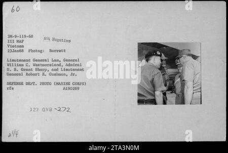 Les hauts responsables militaires discutent des stratégies pendant la guerre du Vietnam. Sur la photo, le lieutenant-général Lam, le général William C. Westmoreland, l'amiral U. S. Grant Sharp et le lieutenant-général Robert E. Cushman Jr Cette photographie a été prise le 23 janvier 1968. Banque D'Images