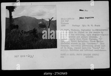 Un groupe de travail du Premier peloton, compagnie 'l', troisième bataillon, première division des Marines au Vietnam en 1968 se tient prêt pour un "dépôt" à l'arrivée des hélicoptères UH-1. Les hélicoptères, connus sous le nom de « sauterelles », sont fiables et durables, servant de transport essentiel pour les fournitures, les évacuations médicales et le soutien tactique pour les troupes comme celles de la compagnie Láma patrouillant à l'ouest de Da Nang. Photo du Département de la Défense (corps des Marines) 4191885 par le Cpl. M. W. Stain. Banque D'Images