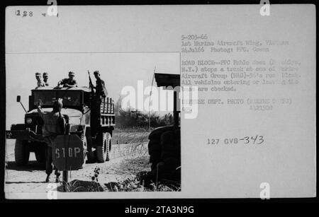 Le 24 juillet 1966, le PFC Pablo sacs de Boldyn, New York, arrête un camion à un barrage routier mis en place par la 1st Marine Aircraft Wing au Vietnam. Ce barrage, établi par Marine Aircraft Group (MAG)-36, vérifie tous les véhicules entrant ou sortant de la base. La photographie a été prise par PPC Cowen et fait partie de la collection du ministère de la Défense. Banque D'Images