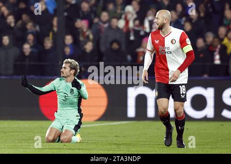 ROTTERDAM - 28/11/2023, ROTTERDAM - Antoine Griezmann de l'Atletico Madrid, Gernot Trauner de Feyenoord lors du match du groupe E de l'UEFA Champions League entre Feyenoord et l'Atletico Madrid au Feyenoord Stadion de Kuip le 28 novembre 2023 à Rotterdam, pays-Bas. ANP SEM VAN DER WAL Banque D'Images