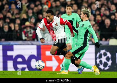 Rotterdam, pays-Bas. 28 novembre 2023. Rotterdam - Quinten Timber de Feyenoord, Antoine Griezmann de l'Atletico Madrid lors de la 5e étape de la phase de groupes de l'UEFA Champions League entre Feyenoord et Atletico Madrid au Stadion Feijenoord de Kuip le 28 novembre 2023 à Rotterdam, aux pays-Bas. Crédit : photos boîte à boîte/Alamy Live News Banque D'Images