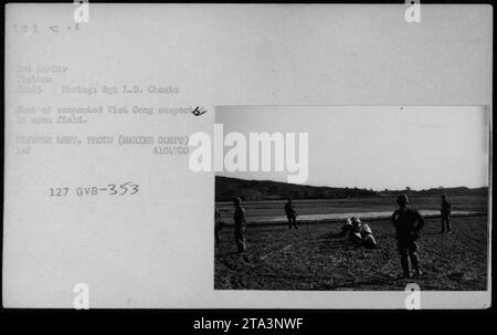 Une photographie prise en juin 1965 montre un individu soupçonné de Viet Cong se tenant dans un champ ouvert. L'image a été prise par le sergent L.D. Choate et fait partie de la documentation des activités militaires américaines pendant la guerre du Vietnam. Cette photo a été classée par le ministère de la Défense comme 127 GVB-353, appartenant au 3e HarDiv Victron. Banque D'Images