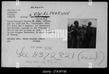 Légende : Caporal Charles E. Sead, servant comme éclaireur pour la compagnie C du 1e bataillon du 5e Marines, transportant un civil vietnamien âgé lors d'une patrouille dans le territoire de l'Arizona, situé à 22 miles au sud-ouest de Danang. Cette photographie a été prise le 12 février 1970, pendant la guerre du Vietnam. (Crédit photo : 7 SOARD lance Caporal Charles E. Sead, Département américain de la Défense) Banque D'Images