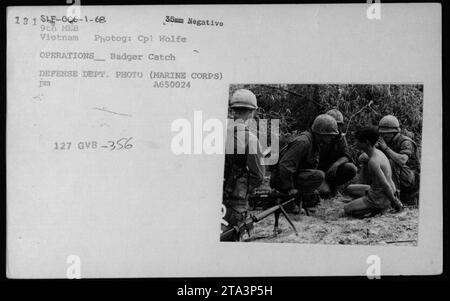 Une image montrant des prisonniers présumés Viet Cong pris pendant la guerre du Vietnam en 1968. La photographie capture les prisonniers après leur capture lors de l'opération Badger Catch, menée par la 9e brigade expéditionnaire des Marines (MEB) au Vietnam. Cette image fait partie de la collection du ministère de la Défense, prise par le caporal Wolfe et enregistrée en négatif 127 GVB-356. Banque D'Images