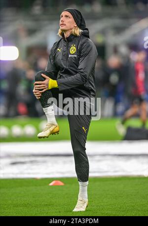 Milan, Italie. 28 novembre 2023. Marius Wolf du Borussia Dortmund se réchauffe avant le match de l'UEFA Champions League entre l'AC Milan et le Borussia Dortmund à San Siro à Milan. (Crédit photo : Gonzales photo/Alamy Live News Banque D'Images