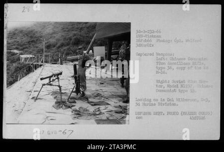 L'image montre des armes capturées pendant la guerre du Vietnam, prise le 26 février 1966. Sur la gauche, il y a un fusil sans recul communiste chinois de 57 mm, de type 36, ressemblant au M-16 américain. À droite, il y a un mortier soviétique de 82 mm, modèle 1937, aux côtés d'un communiste chinois de type 53. Le colonel Wilkerson, C-3 de la 3e Division des Marines est également présent sur la photo. Cette photographie fait partie de la collection du département de la Défense. Banque D'Images