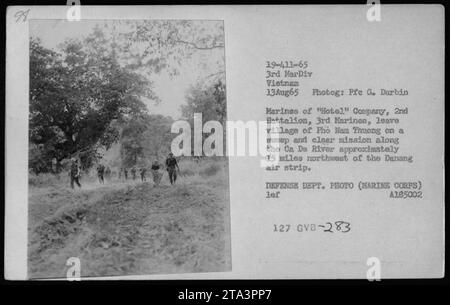 Les Marines de la compagnie «Hôtel», 2e bataillon, 3e Marines, effectuant une patrouille le long de la rivière CA de, à environ 15 miles au nord-ouest de la piste d'atterrissage de Danang au Vietnam. La photographie a été prise le 13 août 1965 par PFE G. Durbin. Cette opération faisait partie d'une mission de balayage et de dégagement dans la région. Banque D'Images