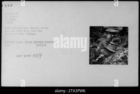 Marine corps montre comment le Viet Cong a utilisé des tunnels souterrains et des grottes dans le village de Dong son pendant la guerre du Vietnam. Cette photo, prise en août 1965, met en évidence l’efficacité de ces structures cachées dans la guérilla. (Remarque : cette légende est basée sur les informations disponibles fournies et n'inclut pas de détails supplémentaires.) Banque D'Images