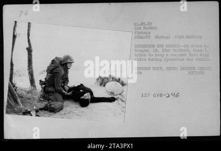 Un militaire américain, Avire A. bougie, 19 ans, de New Bedford, Massachusetts, on le voit tenter de sauver la vie d'un Viet Cong blessé lors de l'opération New Castle. Cette photographie a été prise le 26 mars 1967 dans le cadre d'un programme d'action médicale civile (MEDCAP) mené par le 26e bataillon de construction mobile de la Marine au Vietnam. Banque D'Images