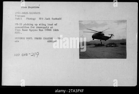 Hélicoptère CH-53 ramassant des munitions pour le réapprovisionnement à la base de pompiers Nguyen Hue pendant la guerre du Vietnam. Sur cette photo prise en février 1971 par le SP5 Jack Rockoff, on peut voir les hélicoptères qui mènent des activités militaires. L’image met en lumière les opérations logistiques menées par les forces américaines pendant le conflit. Banque D'Images