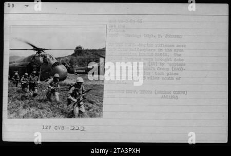 Les fusiliers marins débarquent des hélicoptères UH-34 lors de l'opération DOUBLE EAGLE au Vietnam, 1966. Les Marines terrestres ont été transportés vers la zone d'atterrissage (LZ) par des hélicoptères du Marine Aircraft Group (MAG) 36, à environ 35 miles au sud de Chu Lai. Photo par Lcpl. P. Johnson, USMC. Photo A421243 du département de la Défense. Banque D'Images