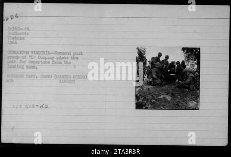 Les soldats de la compagnie 'l' de la 3rd Marine Division planifient leur départ de la zone de débarquement lors de l'opération Virginia au Vietnam en 1966. Cette photographie, prise par le ministère de la Défense, montre le groupe de poste de commandement en action. Banque D'Images