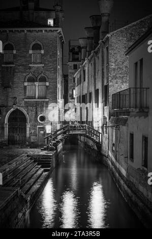 Venise, Italie - 22 février 2023 : le canal latéral au marché du Rialto à Venise la nuit Banque D'Images