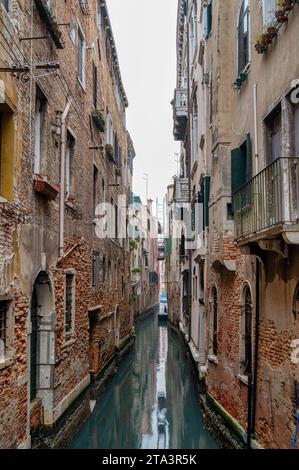 Venise, Italie- 22 février 2023 : un petit canal latéral à Venise. Banque D'Images