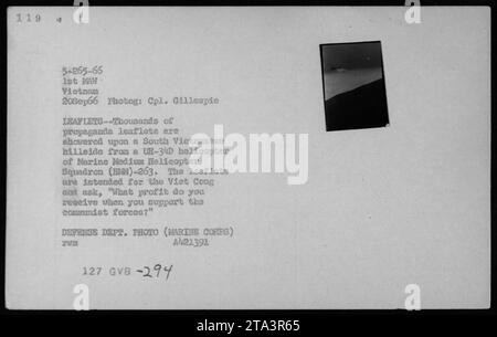 Un hélicoptère UH-34D du Marine Medium Helicopter Squadron (HMM)-263 largue des milliers de tracts de propagande sur une colline du Sud vietnamien pendant la guerre du Vietnam le 20 septembre 1966. Les tracts visent le Viet Cong et questionnent les avantages de soutenir les forces communistes. Cette photographie capture une activité de propagande militaire. Banque D'Images