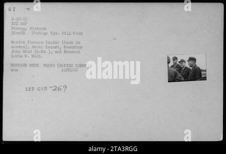 Légende : « des fonctionnaires assistent à un briefing militaire pendant la guerre du Vietnam. De gauche à droite : Robert McNamara, alors secrétaire américain à la Défense ; Richard Nixon, futur président américain ; et Billy Graham, figure religieuse américaine éminente. Sont également présents sur la photo Marine Platoon-leader (dos à la caméra), Mavn Escort, le gouverneur John Reed, et le général Levis W. Walt. 9 novembre 1965. » Banque D'Images