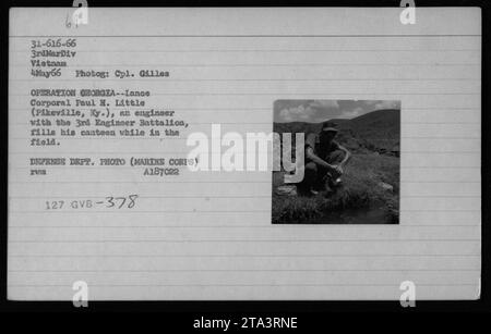 Un ingénieur de marine du 3e bataillon du génie, le caporal Paul H. Little de Pikeville, Kentucky, remplit sa cantine lors de l'opération Géorgie au Vietnam le 4 mai 1966. L'image montre l'importance des stations d'épuration de l'eau et des efforts de réapprovisionnement sur le terrain. Cette photo a été prise par le caporal Gilles et fait partie de la collection de photos du ministère de la Défense. Banque D'Images