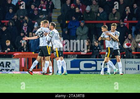Les joueurs du Newport County FC célèbrent leur égaliseur lors du match Sky Bet League 2 entre Morecambe et Newport County au Globe Arena, Morecambe, le mardi 28 novembre 2023. (Photo : Ian Charles | MI News) crédit : MI News & Sport / Alamy Live News Banque D'Images