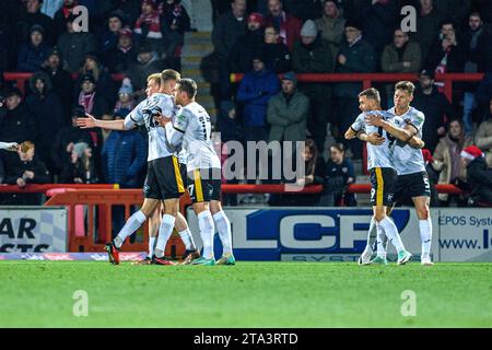 Les joueurs du Newport County FC célèbrent leur égaliseur lors du match Sky Bet League 2 entre Morecambe et Newport County au Globe Arena, Morecambe, le mardi 28 novembre 2023. (Photo : Ian Charles | MI News) crédit : MI News & Sport / Alamy Live News Banque D'Images