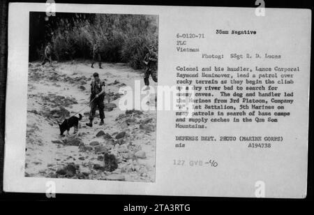 Le colonel et le lance caporal Raymond Heminover, avec un chien de guerre du 3e peloton, compagnie 'A', 1e Bataillon, 5e Marines, peuvent être vus menant une patrouille sur un terrain rocheux au Vietnam. Le duo chien et maître a joué un rôle crucial dans la recherche de grottes ennemies et de caches d'approvisionnement dans les montagnes que son. Banque D'Images