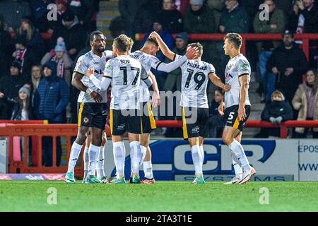 Les joueurs du Newport County FC célèbrent leur égaliseur lors du match Sky Bet League 2 entre Morecambe et Newport County au Globe Arena, Morecambe, le mardi 28 novembre 2023. (Photo : Ian Charles | MI News) crédit : MI News & Sport / Alamy Live News Banque D'Images