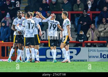 Les joueurs du Newport County FC célèbrent leur égaliseur lors du match Sky Bet League 2 entre Morecambe et Newport County au Globe Arena, Morecambe, le mardi 28 novembre 2023. (Photo : Ian Charles | MI News) crédit : MI News & Sport / Alamy Live News Banque D'Images