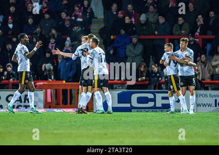Les joueurs du Newport County FC célèbrent leur égaliseur lors du match Sky Bet League 2 entre Morecambe et Newport County au Globe Arena, Morecambe, le mardi 28 novembre 2023. (Photo : Ian Charles | MI News) crédit : MI News & Sport / Alamy Live News Banque D'Images