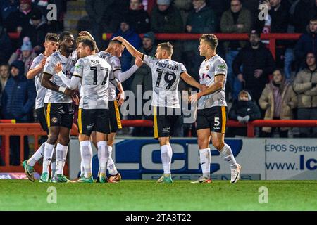 Les joueurs du Newport County FC célèbrent leur égaliseur lors du match Sky Bet League 2 entre Morecambe et Newport County au Globe Arena, Morecambe, le mardi 28 novembre 2023. (Photo : Ian Charles | MI News) crédit : MI News & Sport / Alamy Live News Banque D'Images