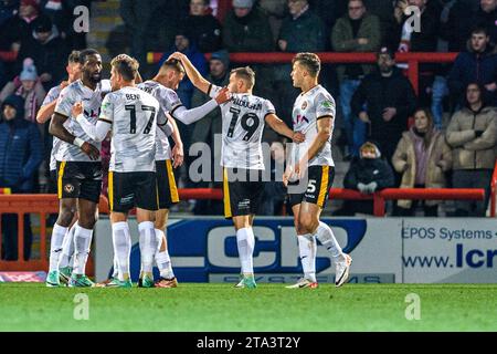 Les joueurs du Newport County FC célèbrent leur égaliseur lors du match Sky Bet League 2 entre Morecambe et Newport County au Globe Arena, Morecambe, le mardi 28 novembre 2023. (Photo : Ian Charles | MI News) crédit : MI News & Sport / Alamy Live News Banque D'Images