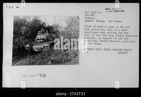 Un char du 3rd Tank Battalion est en attente pendant l'opération Kentucky, soutenant le 2nd Battalion, 4th Marines. La photo, prise le 9 février 1968, montre le char camouflé et prêt à répondre à tout signe du Viet Cong. Cette image a été prise par le Cpl Brown pendant la guerre du Vietnam. Banque D'Images