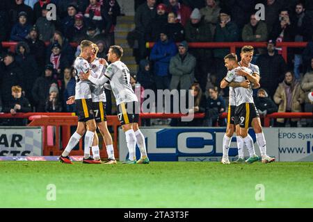 Les joueurs du Newport County FC célèbrent leur égaliseur lors du match Sky Bet League 2 entre Morecambe et Newport County au Globe Arena, Morecambe, le mardi 28 novembre 2023. (Photo : Ian Charles | MI News) crédit : MI News & Sport / Alamy Live News Banque D'Images