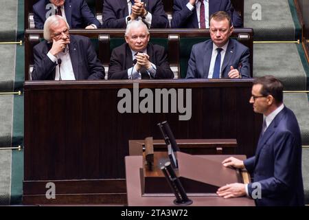 Varsovie, Pologne. 28 novembre 2023. Jaroslaw Kaczynski (assis au milieu), leader du parti droit et Justice (PiS), écoute le discours du Premier ministre Mateusz Morawiecki. Continuation de la première session de la Chambre basse du Parlement polonais (Sejm) de la 10e législature. Crédit : SOPA Images Limited/Alamy Live News Banque D'Images