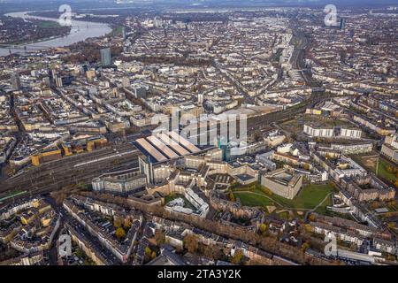 Luftbild, überdachter Hauptbahnhof Hbf mit Blick über die City mit Geschäftsviertel, umgeben von herbstlichen Laubbäumen, Stadtmitte, Düsseldorf, Rheinland, Rhénanie-du-Nord-Westphalie, Deutschland ACHTUNGxMINDESTHONORARx60xEURO *** vue aérienne, gare centrale couverte Hbf avec vue sur la ville avec quartier des affaires, entouré d'arbres à feuilles caduques automnaux, centre-ville, Düsseldorf, Rhénanie du Nord-Westphalie, Allemagne ACHTUNGxMINDESTHONORARx60xEURO Banque D'Images