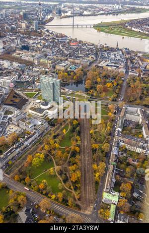 Luftbild, Dreischeibenhaus Hochhaus am Hofgarten mit Blick zur Altstadt und Fluss Rhein, Kö Bogen II mit herbstlich gefärbtem Pflanzendach Kaufhaus und Bürohaus Ingenhoven-Tal, Düsseldorfer Schauspielhaus, umgeben von herbstlichen Laubbäumen, Pempelfort, Düsseldorf, Rheinland, Nordrhein-Westfalen, Deutschland ACHTUNGxMINDESTHONORARx60xEURO *** vue aérienne, Dreischeibenhaus immeuble de grande hauteur à Hofgarten avec vue sur la vieille ville et le Rhin, Kö Bogen II avec toit végétal coloré automnal grand magasin et immeuble de bureaux Ingenhoven Tal, Düsseldorf Schauspielhaus, entouré d'automne d Banque D'Images