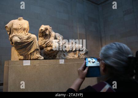 Un visiteur prend des photos de marbres d'Elgin, également connus sous le nom de marbres du Parthénon, au British Museum de Londres à la suite d'une querelle diplomatique entre le Royaume-Uni et la Grèce. Le Premier ministre grec Kyriakos Mitsotakis devait rencontrer le Premier ministre britannique Rishi Sunak, a annulé une réunion de grande envergure prévue avec son homologue grec Kyriakos Mitsotakis sur une ligne diplomatique sur les marbres du Parthénon. Les marbres sont une collection de sculptures grecques antiques de l'Acropole à Athènes et ont été retirés du Parthénon au début du 19e siècle par Thomas Bruce, le 7e comte d'Elgin et l'ambassado britannique de l'époque Banque D'Images