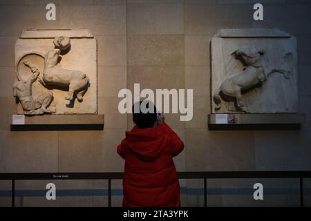 Un visiteur prend des photos de marbres d'Elgin, également connus sous le nom de marbres du Parthénon, au British Museum de Londres à la suite d'une querelle diplomatique entre le Royaume-Uni et la Grèce. Le Premier ministre grec Kyriakos Mitsotakis devait rencontrer le Premier ministre britannique Rishi Sunak, a annulé une réunion de grande envergure prévue avec son homologue grec Kyriakos Mitsotakis sur une ligne diplomatique sur les marbres du Parthénon. Les marbres sont une collection de sculptures grecques antiques de l'Acropole à Athènes et ont été retirés du Parthénon au début du 19e siècle par Thomas Bruce, le 7e comte d'Elgin et l'ambassado britannique de l'époque Banque D'Images