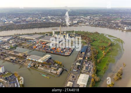 Luftbild, Kraftwerk Lausward und Rauchwolke am Medienhafen, Hochwasser am Fluss Rhein, Fernsicht und Himmel, umgeben von herbstlichen Laubbäumen, Hafen, Düsseldorf, Rheinland, Rhénanie-du-Nord-Westfalen, Deutschland ACHTUNGxMINDESTHONORARx60xEURO *** vue aérienne, centrale de Lausward et nuage de fumée au Medienhafen, inondation sur le Rhin, vue lointaine et ciel, entouré d'arbres caduques automnaux, port, Düsseldorf, Rhénanie du Nord-Westphalie, Allemagne ATTENTIONxMINDESTHONORARx60xEURO crédit : Imago/Alamy Live News Banque D'Images