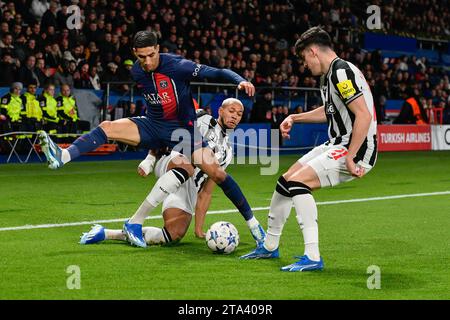 Paris, France. 28 novembre 2023. Julien Mattia/le Pictorium - PSG - Newcastle - 28/11/2023 - France/Ile-de-France (région)/Paris - Achraf Hakimi et Joelinton lors du match de deuxième manche du Groupe F de la Ligue des champions entre le PSG et Newcastle United au Parc des Princes le 28 novembre 2023. Crédit : LE PICTORIUM/Alamy Live News Banque D'Images