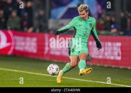 Rotterdam, pays-Bas. 28 novembre 2023. ROTTERDAM, PAYS-BAS - 28 NOVEMBRE : Antoine Griezmann de l'Atletico Madrid passe le ballon lors du match Groupe E - UEFA Champions League 2023/24 entre Feyenoord et l'Atletico Madrid au Stadion Feijenoord le 28 novembre 2023 à Rotterdam, pays-Bas. (Photo Rene Nijhuis/Orange Pictures) crédit : Orange pics BV/Alamy Live News Banque D'Images