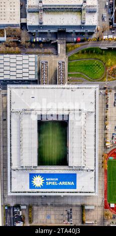 Luftbild, Senkrechtaufnahme vom Bundesligastadion MERKUR SPIEL-ARENA Fußballplatz Fortuna Düsseldorf 1895 mit offenem Dach, umgeben von herbstlichen Laubbäumen, Stockum, Düsseldorf, Rheinland, Nordrhein-Westfalen, Deutschland ACHTUNGxMINDESTHONORARx60xEURO *** vue aérienne, plan vertical du stade de Bundesliga MERKUR SPIEL ARENA terrain de football Fortuna Düsseldorf 1895 avec toit ouvert, entouré d'arbres à feuilles caduques automnaux, Stockum, Düsseldorf, Rhénanie du Nord-Westphalie, Allemagne ACHTUNGxMINDESTHONORARx60xEURO crédit : Imago/Alamy Live News Banque D'Images