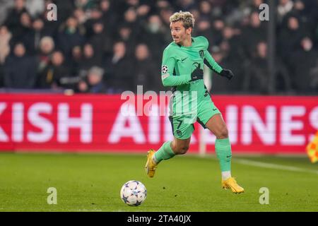 Rotterdam, pays-Bas. 28 novembre 2023. ROTTERDAM, PAYS-BAS - 28 NOVEMBRE : Antoine Griezmann de l'Atletico Madrid court avec le ballon lors du match Groupe E - UEFA Champions League 2023/24 entre Feyenoord et l'Atletico Madrid au Stadion Feijenoord le 28 novembre 2023 à Rotterdam, pays-Bas. (Photo Rene Nijhuis/Orange Pictures) crédit : Orange pics BV/Alamy Live News Banque D'Images