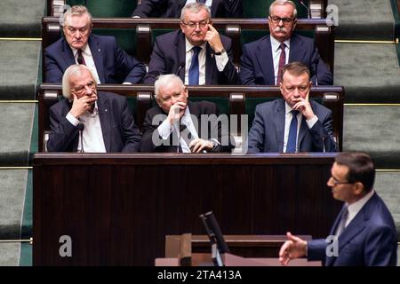 Varsovie, Pologne. 28 novembre 2023. Jaroslaw Kaczynski (assis au milieu), leader du parti droit et Justice (PiS), écoute le discours du Premier ministre Mateusz Morawiecki. Continuation de la première session de la Chambre basse du Parlement polonais (Sejm) de la 10e législature. (Photo Attila Husejnow/SOPA Images/Sipa USA) crédit : SIPA USA/Alamy Live News Banque D'Images